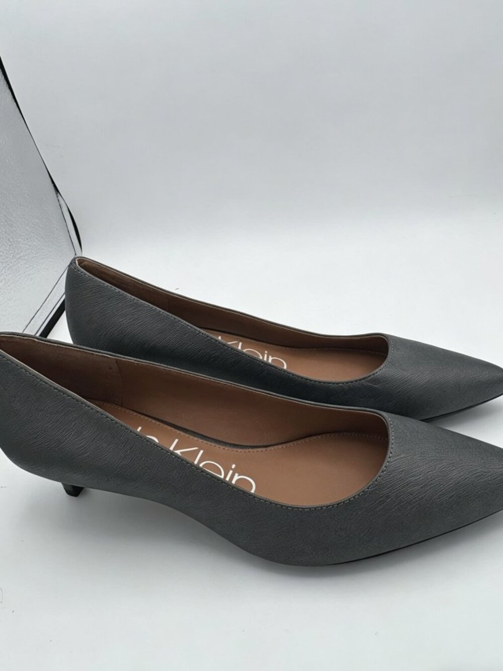 Calvin Klein Shoes Womens Size 8.5M Gray Faux Leather Kitten Heel Dress Pumps